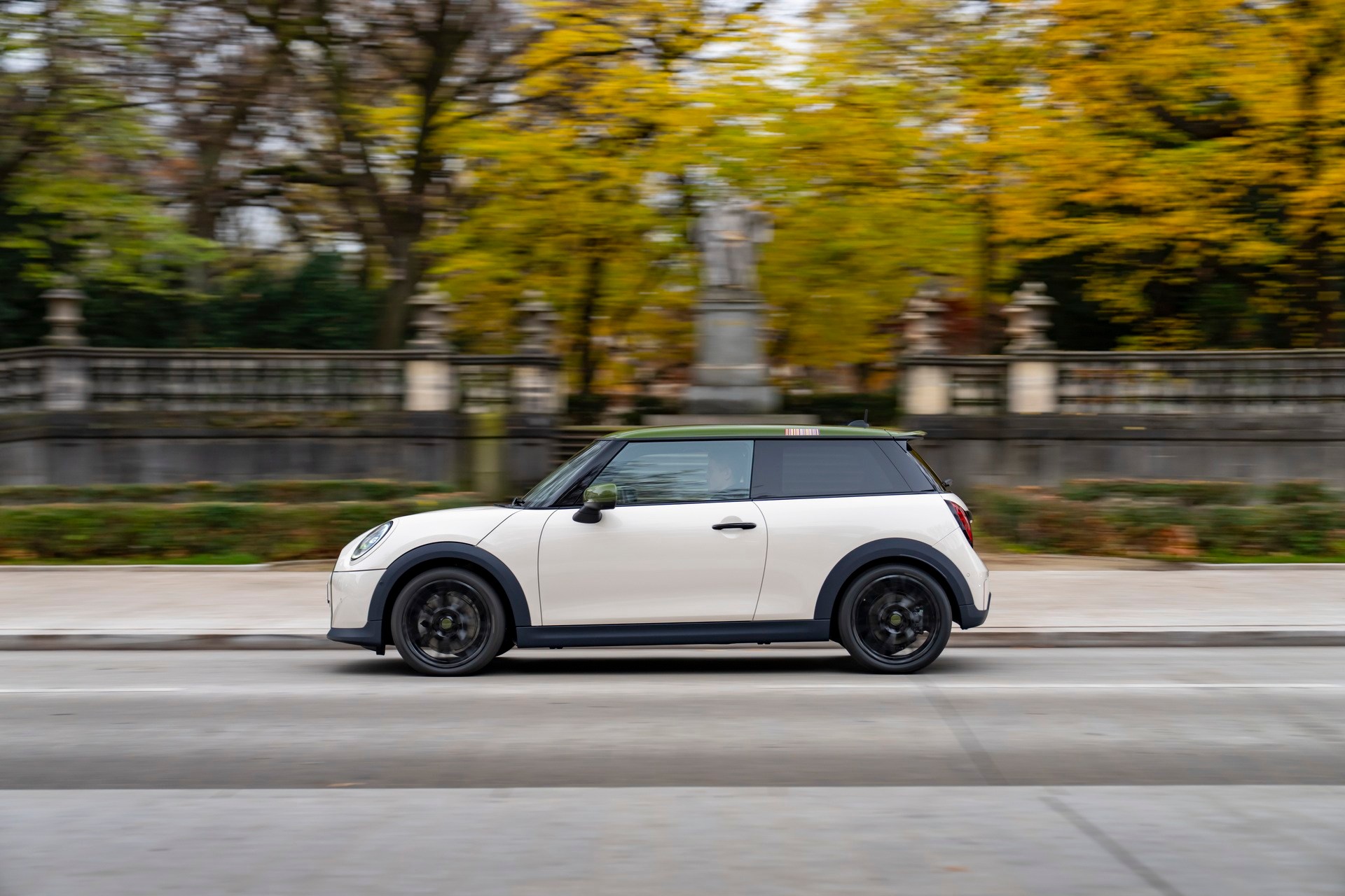 MINI Cooper S Paul Smith Edition visto de lado a circular na estrada, 2026.
